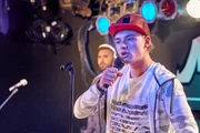 Günni (Samy Abdel Fattah) treibt den Streit mit seinem besten Freund Cem auf die Spitze, als er ihn beim Rappen disst... Günni (Samy Abdel Fattah) treibt den Streit mit seinem besten Freund Cem auf die Spitze, als er ihn beim Rappen disst...