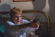 In Panik feuert Madison (Joanna Cassidy) auf den Unbekannten, der vor ihrem Bett steht.