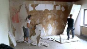 Mike Schopp und Thomas Wittenberg entfernen Gipskartonplatten von der Wohnzimmerwand   +++ Die Verwendung des sendungsbezogenen Materials ist nur mit dem Hinweis und Verlinkung auf RTL+ gestattet. +++