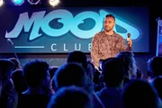 Der Rapper Mo Trip kündigt bei der "Open Mic night" den Auftritt von Günni an. Der Rapper Mo Trip kündigt bei der "Open Mic night" den Auftritt von Günni an.