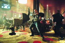 In der Casinobar wird Nick (Jason Statham, M.) angegriffen und muss sich gegen mehrere Schl&auml;ger zur Wehr setzen...