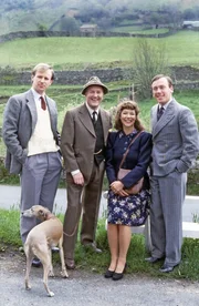 V.l.: Tristan Farnon (Peter Davison), Siegfried Farnon (Robert Hardy), Helen Herriot (Carol Drinkwater) und James Herriot (Christopher Timothy) V.l.: Tristan Farnon (Peter Davison), Siegfried Farnon (Robert Hardy), Helen Herriot (Carol Drinkwater) und James Herriot (Christopher Timothy)