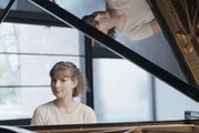 Pianistin Manoush Toth am Klavier Pianistin Manoush Toth am Klavier