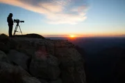 Kameramann Yann Sochaczewski wartet am nördlichen Rand des Grand Canyons auf den Sonnenuntergang. Nur wenige Besucher kommen auf die etwas höhere Seite des Canyons. Kameramann Yann Sochaczewski wartet am nördlichen Rand des Grand Canyons auf den Sonnenuntergang. Nur wenige Besucher kommen auf die etwas höhere Seite des Canyons.