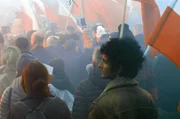 Arjun Talwar (re.) auf einer Demo der Nationalisten: Der ausl&auml;ndische Filmemacher m&ouml;chte Polen, das oft als homogen, abweisend und politisch rechts wahrgenommen wird, einen Spiegel vorhalten.