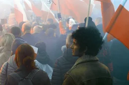 Arjun Talwar (re.) auf einer Demo der Nationalisten: Der ausl&auml;ndische Filmemacher m&ouml;chte Polen, das oft als homogen, abweisend und politisch rechts wahrgenommen wird, einen Spiegel vorhalten.