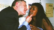 Denise (Edina Robinson, re.) hat von J&ouml;rg (Armin Dellapiccola, li.) einen Freigang erpresst, um sich mit einem Sponsor treffen zu k&ouml;nnen. Jetzt r&auml;cht er sich daf&uuml;r und vergewaltigt sie.