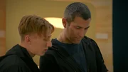 Dragan (Florian Thunemann, r.) glaubt Lennox (Leif Lunburg) gegenüber, dass Nick ein guter Typ zu sein scheint. Dragan (Florian Thunemann, r.) glaubt Lennox (Leif Lunburg) gegenüber, dass Nick ein guter Typ zu sein scheint.