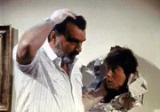 Bei einem Gewaltsausbruch stellt Mark (Victor French, l.) fest, dass er mit einem Mal über übermenschliche Kräfte verfügt. Bei einem Gewaltsausbruch stellt Mark (Victor French, l.) fest, dass er mit einem Mal über übermenschliche Kräfte verfügt.