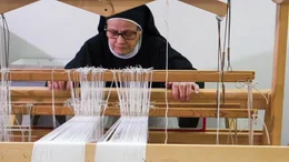 Die Benediktinerinnen des Klosters Santa Cecilia im r&ouml;mischen Stadtteil Trastevere fertigen die Pallien in ihrer eigenen Werkstatt am Webstuhl.