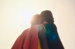 Der 18-j&auml;hrige Adama (Mamadou Diallo) und die 19-j&auml;hrige Banel (Khady Mane) wollen ihre Liebe abseits ihres Dorfes leben &ndash; im Norden Senegals.