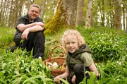 Arthur und sein Vater John Shahabeddin gehen so oft wie möglich im Wald auf Nahrungssuche. Arthur und sein Vater John Shahabeddin gehen so oft wie möglich im Wald auf Nahrungssuche.