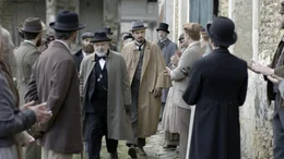 Louis Pasteur (Patrick Bonnel, Mitte li.) und sein Assistent (Paul Lef&egrave;vre, Mitte re.) kommen in Pouilly-le-Fort an, um ein Experiment durchzuf&uuml;hren. (Spielszene)