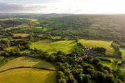 Die Landschaft des Dartmoor-Nationalparks ist von weitläufigen Moorgebieten und imposanten Felsformationen aus Vulkangestein und Granit geprägt. Die Landschaft des Dartmoor-Nationalparks ist von weitläufigen Moorgebieten und imposanten Felsformationen aus Vulkangestein und Granit geprägt.