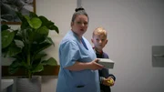 Vanessa (Julia Augustin) wird unwohl klar, dass Henry bereits mehr unter der Trennung leidet, als sie sich eingesteht. Vanessa (Julia Augustin) wird unwohl klar, dass Henry bereits mehr unter der Trennung leidet, als sie sich eingesteht.