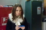 Kira (Barbara Prakopenka) entdeckt die von Ringo versteckten Drogen und ist schockiert. Kira (Barbara Prakopenka) entdeckt die von Ringo versteckten Drogen und ist schockiert.