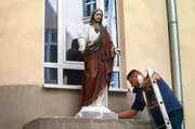 Zwischen Vergangenheit und Gegenwart: Arjun Talwar entdeckt die verborgenen Geheimnisse der Wilcza und ihrer Bewohner &ndash; etwa, dass religi&ouml;se Statuen die Innenh&ouml;fe entlang der Stra&szlig;e bev&ouml;lkern.