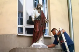 Zwischen Vergangenheit und Gegenwart: Arjun Talwar entdeckt die verborgenen Geheimnisse der Wilcza und ihrer Bewohner &ndash; etwa, dass religi&ouml;se Statuen die Innenh&ouml;fe entlang der Stra&szlig;e bev&ouml;lkern.