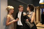 Emily (Anna Schäfer, r.) überrascht Alexandra (Ivonne Schönherr, l.) und Philip (Philipp Romann, M.) durch ihren Auftritt. Emily (Anna Schäfer, r.) überrascht Alexandra (Ivonne Schönherr, l.) und Philip (Philipp Romann, M.) durch ihren Auftritt.
