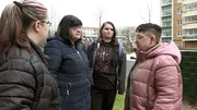 Sabrina (re.) verabschiedet sich von Mutter Brigitte und ihren Schwestern Nicole (2.v.re.) und Jana (li.)