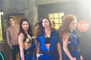 Sina (Valea Katharina Scalabrino, l.), Lisa (Svenja Jung, M.) und Joe (Sarah Hannemann) tragen als sexy Kellnerinnen ihren Teil dazu bei, dass Bambis erste eigene Werkstatt-Party ein Erfolg wird. Sina (Valea Katharina Scalabrino, l.), Lisa (Svenja Jung, M.) und Joe (Sarah Hannemann) tragen als sexy Kellnerinnen ihren Teil dazu bei, dass Bambis erste eigene Werkstatt-Party ein Erfolg wird.