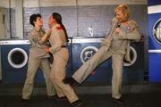 Die Vattke Schwestern Mareike (Sanna Englund, re) und Martina (Judith Sehrbrock, li.) sehen in Walter (Katy Karrenbauer) diejenige, die ihren Fluchtplan verraten hat. Sie rächen sich fürchterlich. Die Vattke Schwestern Mareike (Sanna Englund, re) und Martina (Judith Sehrbrock, li.) sehen in Walter (Katy Karrenbauer) diejenige, die ihren Fluchtplan verraten hat. Sie rächen sich fürchterlich.
