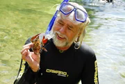 Erich Pr&ouml;ll mit Flusskrebs