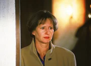 Jutta (Claudia Loerding) kommt nach Hause und kann nicht glauben, was sie sieht...