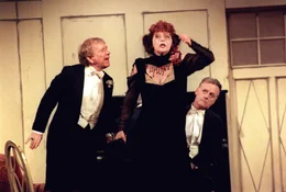 "Pension Sch&ouml;ller", Nach langer Krankheit verstarb der &ouml;sterreichische Publikumsliebling Ossy Kolmann im Alter von 88 Jahren. Der Kammerschauspieler z&auml;hlte jahrzehntelang zu den meistbesch&auml;ftigten Kabarett- und Operettendarstellern &Ouml;sterreichs. Ihm zu Ehren &auml;ndert ORF III sein Programm und zeigt ihn in der legend&auml;ren "Pension Sch&ouml;ller": Ladislaus Robitschek kommt aus der Provinz zu Besuch nach Wien, um etwas Besonderes zu erleben: Er will ein Irrenhaus kennen lernen. Sein Neffe Alfred f&uuml;hrt ihn aus Schabernack in die b&uuml;rgerliche Pension Sch&ouml;ller, deren ganz normale, h&ouml;chstens etwas schrullige Bewohner der gute Onkel Ladislaus nun nat&uuml;rlich f&uuml;r lauter Narren h&auml;lt.Aufzeichnung einer Auff&uuml;hrung der Kammerspiele, 1994Im Bild (v.li.): Ossy Kolmann, Christine Jirku, Helmuth Lohner.  SENDUNG: ORF3 - FR - 27.04.2018 - 23:20 UHR. - Veroeffentlichung fuer Pressezwecke honorarfrei ausschliesslich im Zusammenhang mit oben genannter Sendung oder Veranstaltung des ORF bei Urhebernennung.