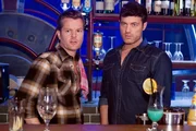 Ben (J&ouml;rg Rhode, r.) steht mit Ingo (Andr&eacute; Dietz) hinter der Bar und ist entschlossen, Distanz zu Julia zu wahren.