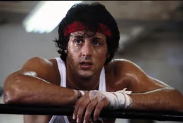 Nachdem Rocky (Sylvester Stallone) den Champion Apollo Creed besiegen konnte, will er mit seiner Frau Adrian eigentlich nur in Frieden leben. Da er jedoch knapp bei Kasse ist, nimmt er einen neuen Kampf an ...