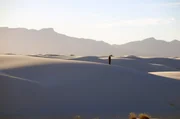 Der Physiker Dr. Hakeem Oluseyi im White-Sands-Nationalpark veranschaulicht Einsteins Theorie. Der Physiker Dr. Hakeem Oluseyi im White-Sands-Nationalpark veranschaulicht Einsteins Theorie.