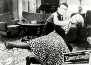 "Kriminaltango". Im Bild: Der Sonnyboy Peter Martens (Peter Alexander) verliebt sich in Inga (Vivi Bach).