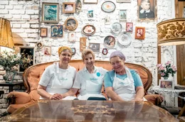 Resi (62), Marianne (80) und Katrin (68, v.l.) arbeiten im Caf&eacute; &bdquo;Vollpension&ldquo; &ndash; und lieben es.