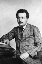 Albert Einstein im Jahr 1905 im Alter von 26 Jahren. Zu dieser Zeit arbeitete er noch im Patentbüro in Bern, doch im selben Jahr schrieb er die vier Arbeiten, die das Verständnis des Universums für immer veränderten. Albert Einstein im Jahr 1905 im Alter von 26 Jahren. Zu dieser Zeit arbeitete er noch im Patentbüro in Bern, doch im selben Jahr schrieb er die vier Arbeiten, die das Verständnis des Universums für immer veränderten.