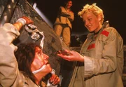 Die Vattke-Schwestern (re. Sanna Englund, oben Judith Sehrbrock) statten der im Verlies gefangenen Walter (Katy Karrenbauer) einen Besuch ab. Die Vattke-Schwestern (re. Sanna Englund, oben Judith Sehrbrock) statten der im Verlies gefangenen Walter (Katy Karrenbauer) einen Besuch ab.