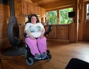 Rollstuhlfahrerin B&uuml;sra (38) arbeitet als Empfangsdame. Mit der Lebenshilfe Wilhelmshaven macht sie Urlaub in Brandenburg.