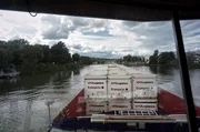Die franz&ouml;sische Supermarktkette &sbquo;Franprix&lsquo; nutzt die Seine als Transportweg.