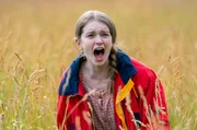 Kurz nach ihrer Ankunft in St. Belvedere begegnet die 14-j&auml;hrige Emerson Grimm (Summer H. Howell) in der Wildnis au&szlig;erhalb der Stadt einem "Monster".