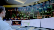 Der Herzschlag unseres Stromnetzes ist die Frequenz von 50 Herz. Nur geringe Abweichungen können zu Abschaltungen führen. Damit das Netz stabil bleibt, wird es ständig überwacht – wie hier in der Netzleitwarte in Pulheim-Brauweiler des Übertragungsnetzbetreibers Amprion. Der Herzschlag unseres Stromnetzes ist die Frequenz von 50 Herz. Nur geringe Abweichungen können zu Abschaltungen führen. Damit das Netz stabil bleibt, wird es ständig überwacht – wie hier in der Netzleitwarte in Pulheim-Brauweiler des Übertragungsnetzbetreibers Amprion.
