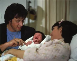 Eine gl&uuml;ckliche Familie: Rocky Balboa (Sylvester Stallone, l.) mit Frau Adrian (Talia Shire, r.) und Baby ...
