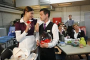 Chris (Sophia Thomalla, l.) tut Bilge (Olgu Caglar, vorne r.) den Gefallen und kauft ihm ein Los für die Tombola ab ... Chris (Sophia Thomalla, l.) tut Bilge (Olgu Caglar, vorne r.) den Gefallen und kauft ihm ein Los für die Tombola ab ...