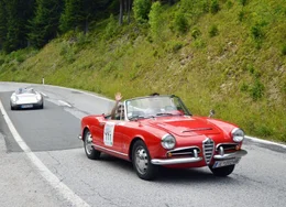 Tobias Moretti im Alfa Romeo Guilia Spider; dahinter Rudi Roubinek im Porsche Bergspyder.