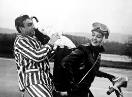 Am Rande der Autobahn sammelt die sportliche, h&uuml;bsche Gymnastiklehrerin Angelika (Ingeborg Sch&ouml;ner) einen jungen Mann (Peter Alexander) im Schlafanzug auf.