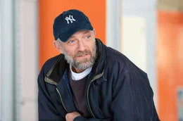 Bruno (Vincent Cassel) k&uuml;mmert sich mit seinem Kollegen Malik um autistische Jugendliche im Gro&szlig;raum Paris.