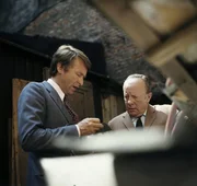Der Kommissar (Eric Ode, r.) und Assistent Grabert (G&uuml;nther Schramm, l.) am Ort eines furchtbaren Fundes. In einer M&uuml;lltonne liegt eine ermordete Frau.