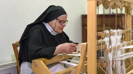 Schwester Vincenza am Webstuhl.