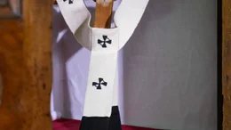 Ein fertiges Pallium, wie es der Papst einem Metropoliten (Erzbischof) umh&auml;ngt &ndash; zum Zeichen der Teilhabe an seiner eigenen Hirtengewalt.