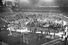 Die "Disco Demolition Night", urspr&uuml;nglich als lokale, provokante Marketingaktion gedacht, wurde zum Katalysator latent vorhandener sozialer Spaltungen, die bereits auf einen tiefgreifenden Kulturwandel hindeuteten.