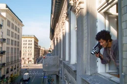 Die Wilcza, eine kleine Stra&szlig;e im Zentrum von Warschau, verwandelt sich durch die Kamera des indischen Einwanderers und Filmemachers Arjun Talwar in ein kaleidoskopisches Portr&auml;t der polnischen Gesellschaft.